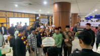 Sambut Kafilah Riau, Gubernur Wahid Serahkan Bonus Ratusan Juta Kepada Para Juara STQH Nasional