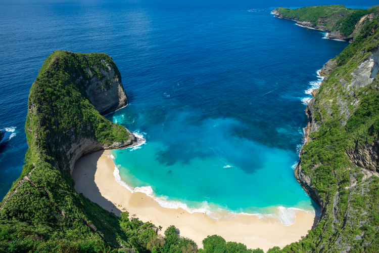 Ini Dia Satu Dari Dua Pantai Tercantik di Indonesia: Pantai Kalingking Nusa Penida!