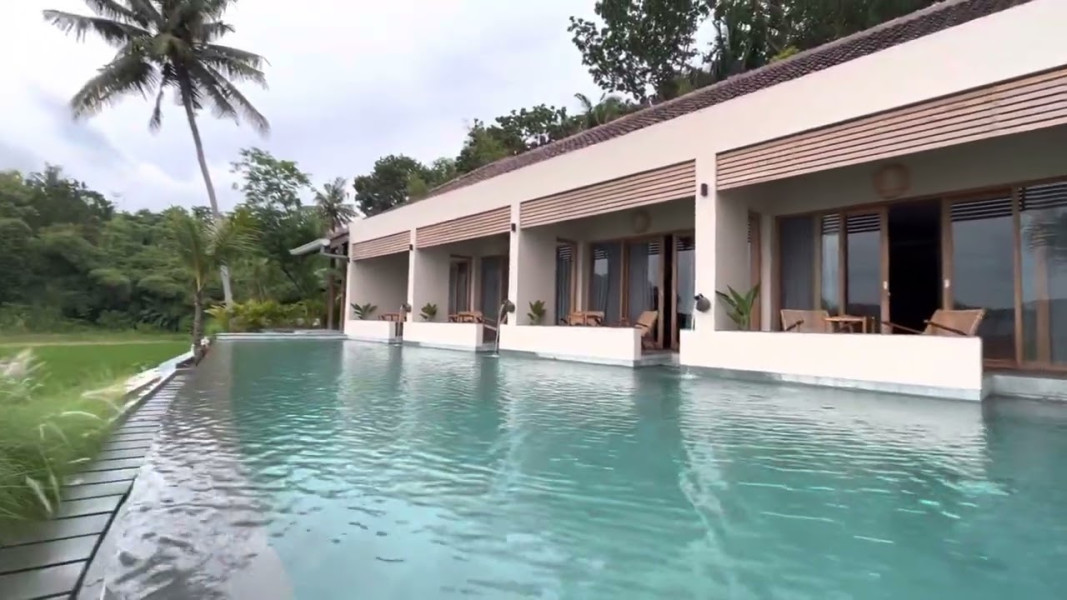 Villa Jogja Senang: Kolam Renangnya Pas di Depan Kamar,  View-nya Hamparan Hijau Persawahan