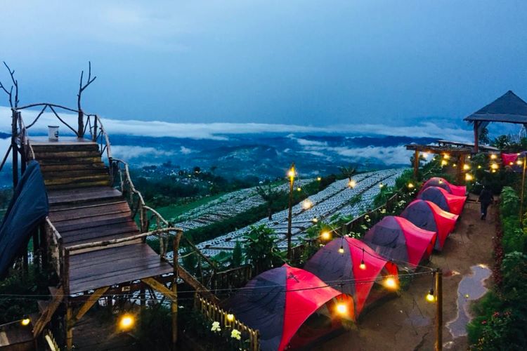 Menikmati Panorama Tiga Gunung Sekaligus dari Mangli Sky View Magelang: Sewa Tenda untuk Camping Murah Banget!