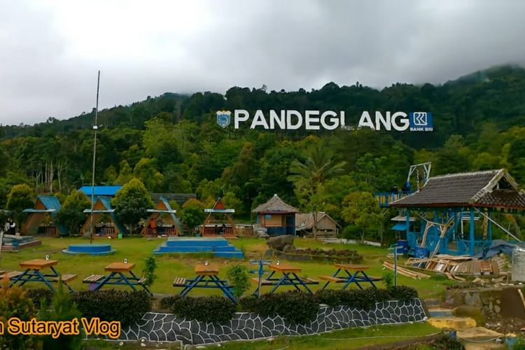 Saung Biru, Ikon Wisata Terbaru Pandeglang: Sensasi Keindahan Gunung Karang yang Memukau