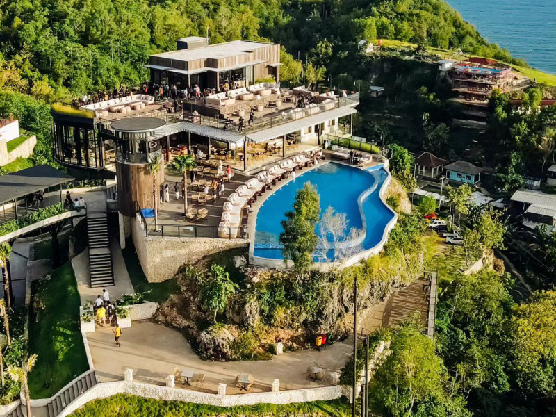 Obelix Sea View: Destinasi Wisata Yogyakarta Rasa Bali yang Viral di TikTok 2024