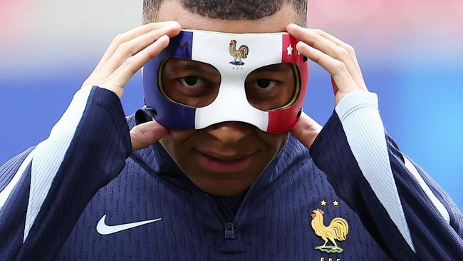 Mbappe Sudah Latihan Lagi, Siap Tampil Pakai Topeng Kura-kura Ninja Bercorak Bendera Prancis
