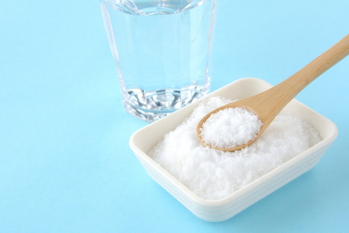 Berikut Manfaat Minum Air Garam Hangat Tiap Pagi: Salah Satunya Memperbaiki Pencernaan