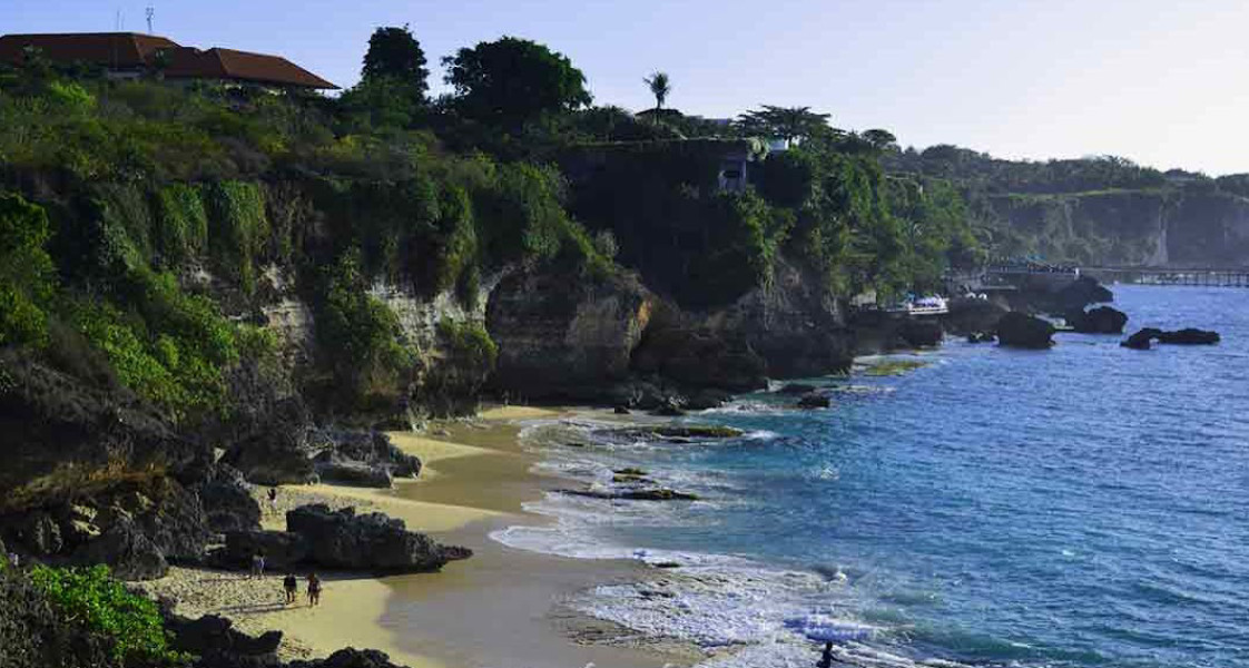 Sekali dalam Hidup, Luangkan Waktu untuk Mengunjungi 7 Pantai Paling Indah di Indonesia Ini!