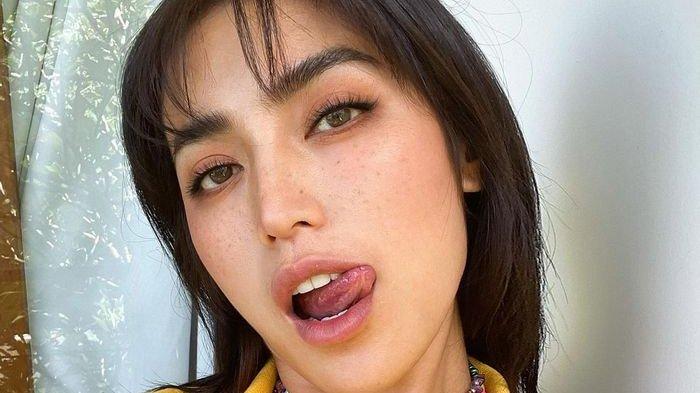 Arti Pose Menjulurkan Lidah dalam Psikologi