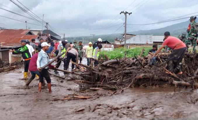 Jalur Bukittinggi-Padang Lumpuh, Lahar Dingin Merapi Melahap Jalan dan Sawah Warga