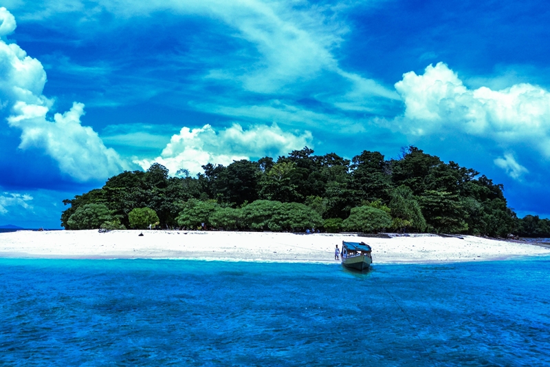 Sedang Berada di Minahasa? Rugi Kalau tak Mampir ke Pulau Lihaga yang Menyimpan Keindahan Tersembunyi