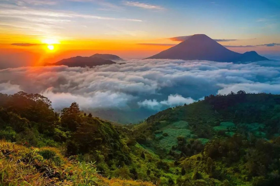 Menikmati Matahari Terbit dan Terbenam di Atas Gunung Prau: Keindahannya Gak Ada Obat!