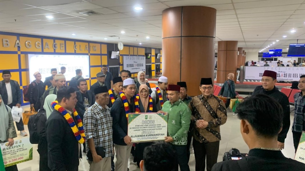 Sambut Kafilah Riau, Gubernur Wahid Serahkan Bonus Ratusan Juta Kepada Para Juara STQH Nasional