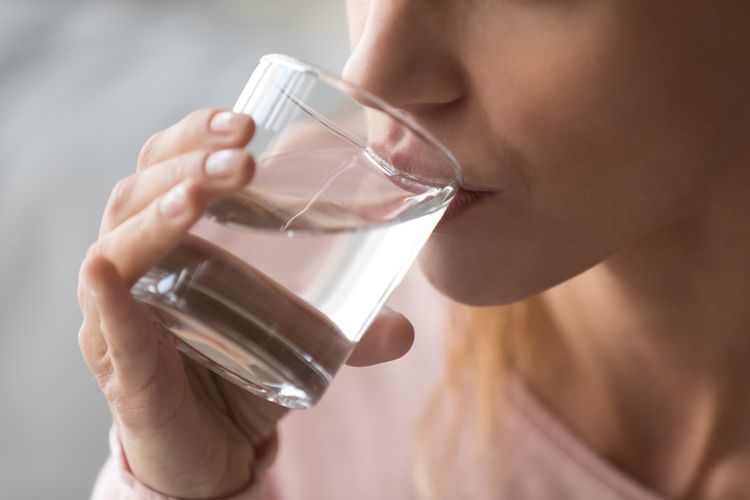 Ini Penjelasan Ahli Kesehatan Mengapa Wanita Butuh Minum Banyak Air