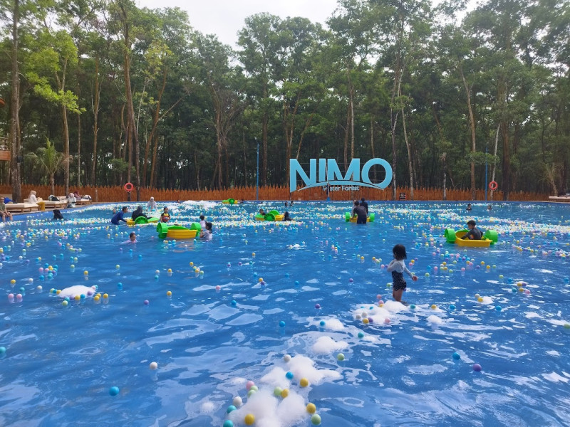 Nimo Water Forest, Cara Baru Menikmati Sensasi Berenang di Pantai Pasir Putih di Tengah Hutan Tropis