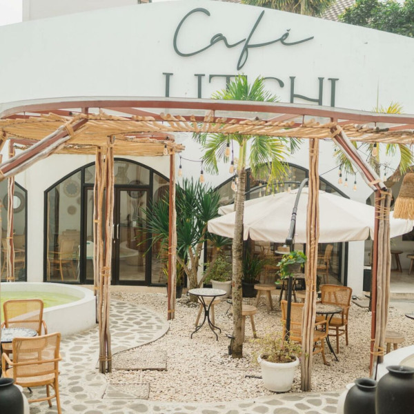 Nyari Tempat Nongkrong dengan Interior Instagramable di Kota Malang? Meluncur ke Litchi Cafe Aja!