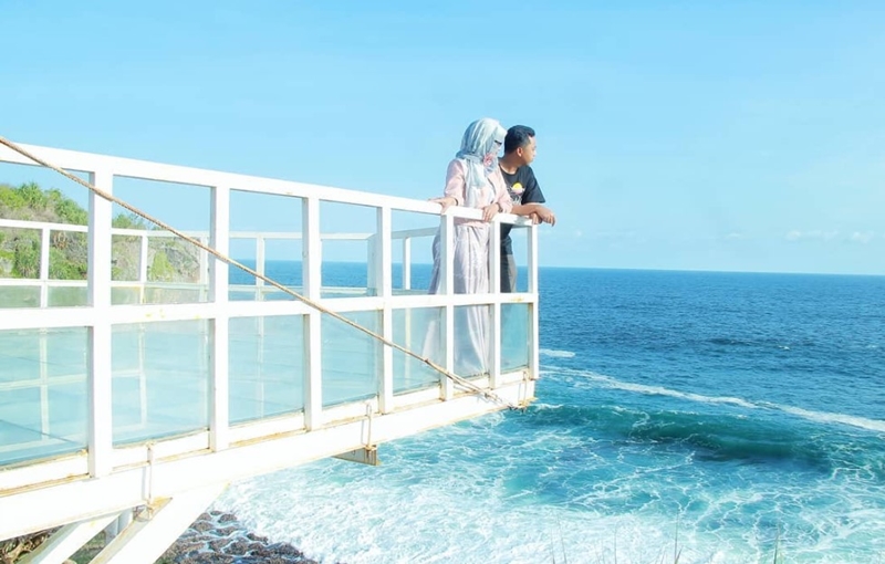 Teras Kaca Pantai Nguluran: Keindahan dan Keseruan yang Muncul dari Ujung Tebing Karang