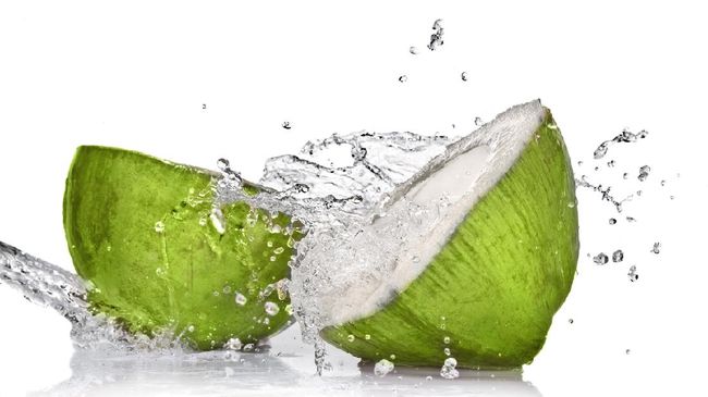 Meski Menyegarkan, Tapi Kelompok Orang Ini Disarankan Tidak Minum Air Kelapa