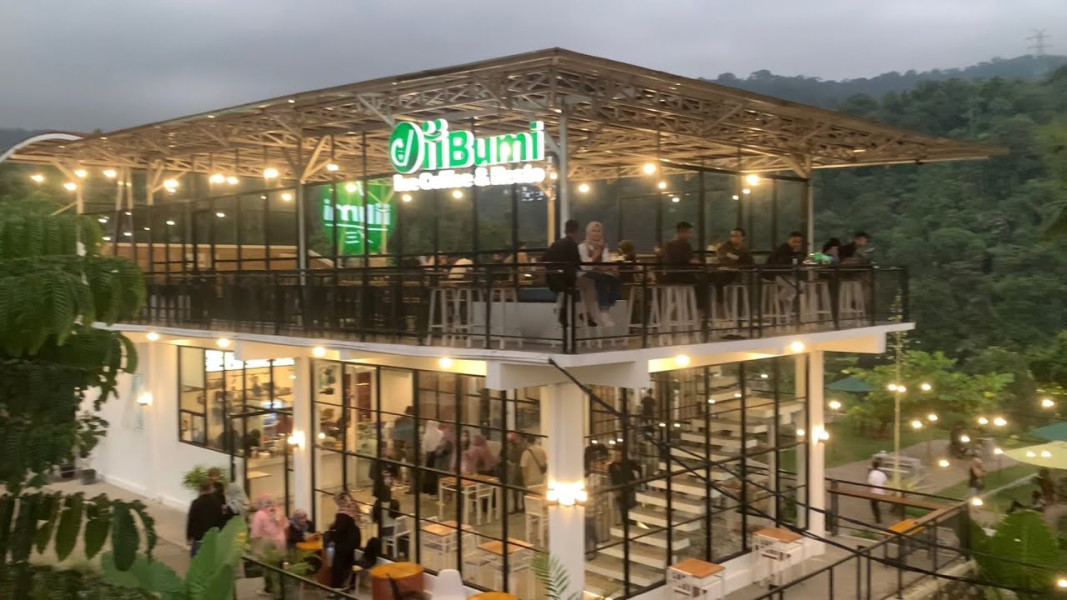Cafe iiBumi, Wisata Kuliner di Sumbar yang Pemandangan Bukitnya Sangat Instagramable!