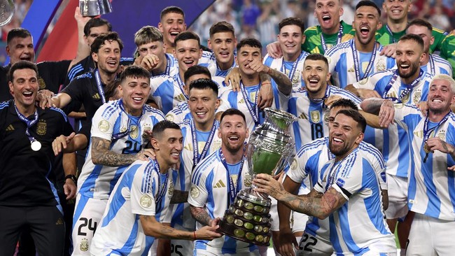 Angkat Trofi Copa America 2024, Messi Jadi Pemain dengan Gelar Terbanyak Sepanjang Sejarah