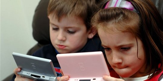 Awas, Memberi Kebebasan Bermain Game di Gadget Memicu Stres pada Anak