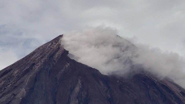 Dua Kali Erupsi dalam Sehari, Gunung Semeru Semburkan Abu Setinggi 800 Meter
