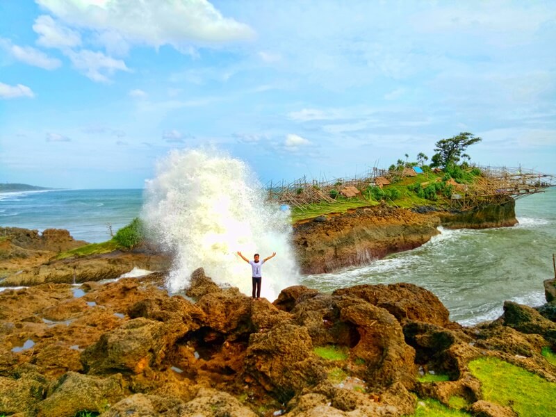 Pesona Pantai Cicaladi Sukabumi, Menikmati Keganasan Ombak Laut Selatan yang tak Pernah Berakhir