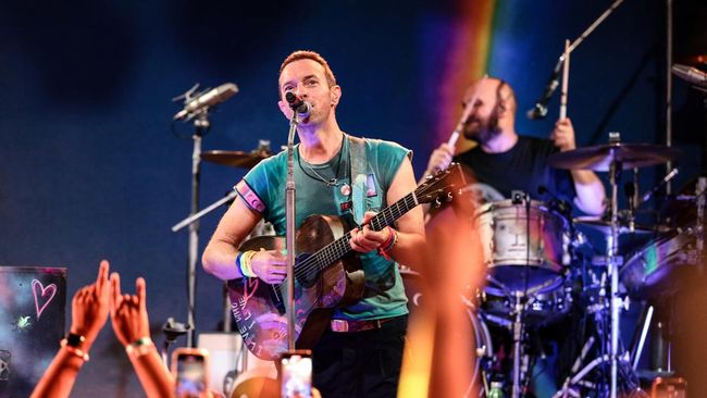 Waduh, Chris Martin Jatuh dari Panggung Saat Konser Coldplay Australia