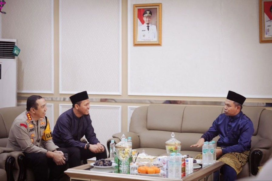 Gubri Abdul Wahid Sambangi Kediaman Walikota Pekanbaru