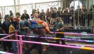 Video Viral Penuh Haru, Kapolres Rohil Bopong Nenek yang Pingsan Antre Sembako