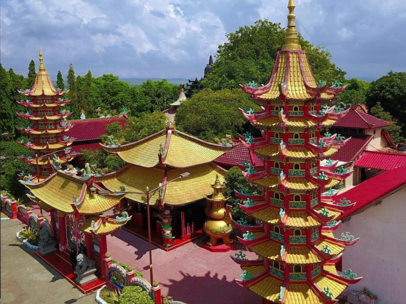 Sudah Berumur Ribuan Tahun, Vihara Avalokitesvara di Madura Ini Juga Menyediakan Mushola untuk Wisatawan Muslim!